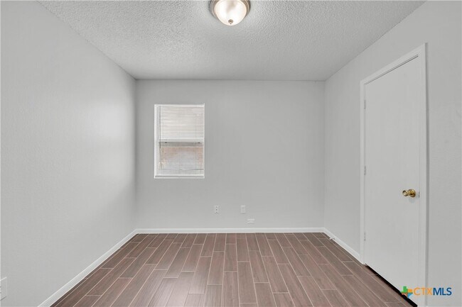 Building Photo - 4300 Beach Ball Dr