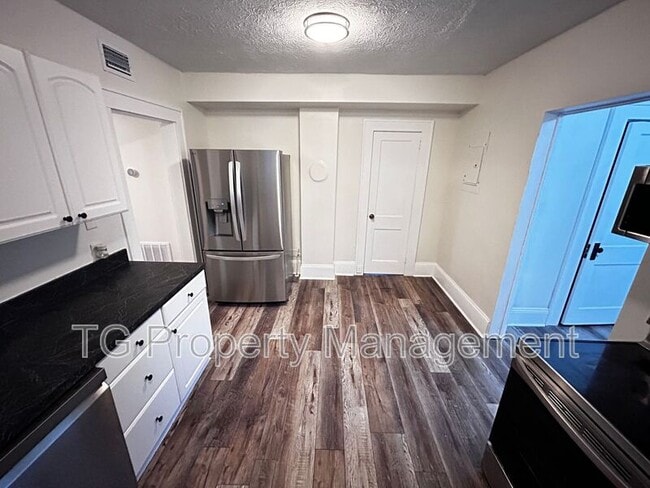 Building Photo - 2561 Rosselle St