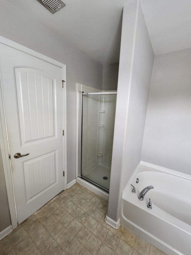 Building Photo - 104 Sonata Cir