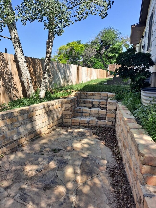 Building Photo - ALL PROSPECTIVE TENANTS MUST SUBMIT A $58 ...