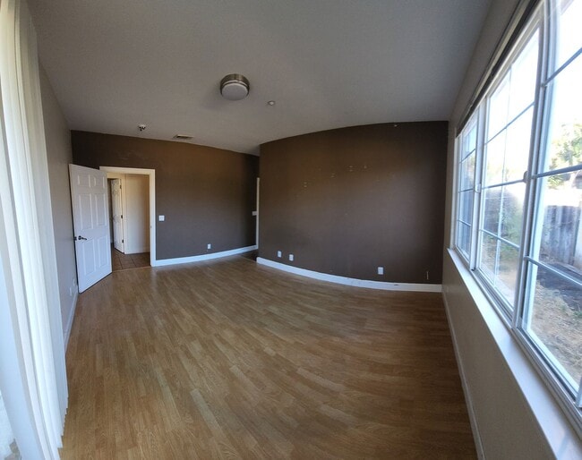 Building Photo - Super close to Poly- Approx. 1000 feet fro...