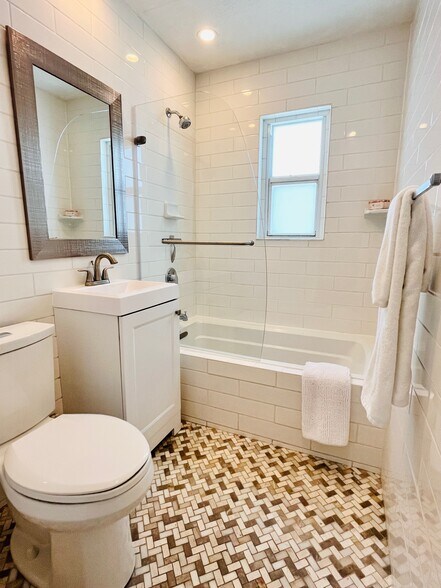 Building Photo - 7207 Bay Dr