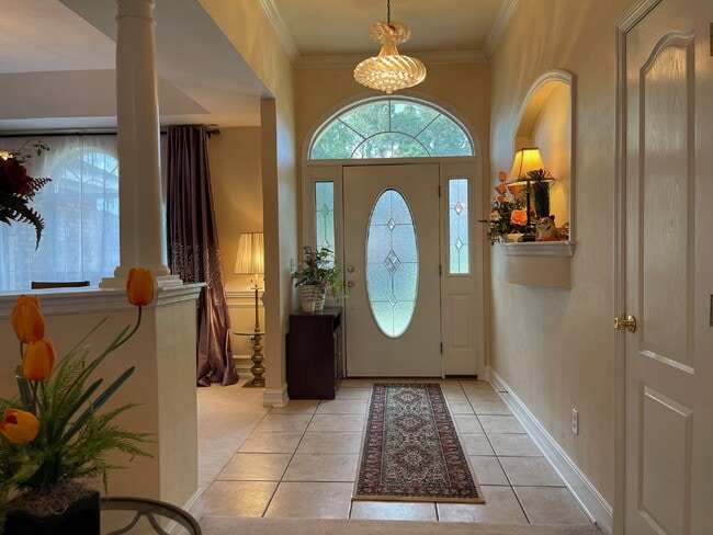 Building Photo - 4Br/2.5Ba Huge home with a sunroom
