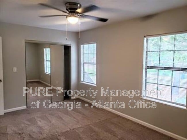 Building Photo - 5031 Village Green Way