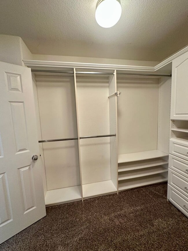 Building Photo - Large 3 bedroom home with loft and large b...