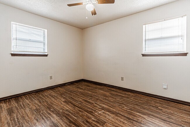 Building Photo - 3 Bed 1.5 Bath in Del City!