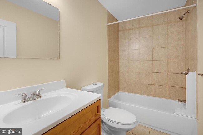 Building Photo - 2464 Frankford Ave