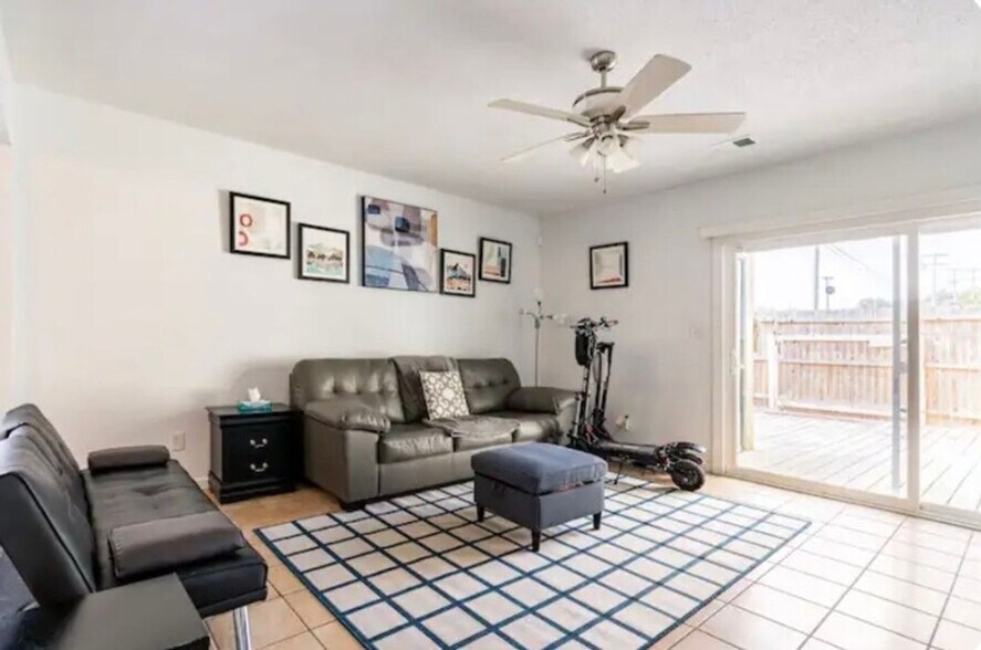 Building Photo - 400 17th Ave S