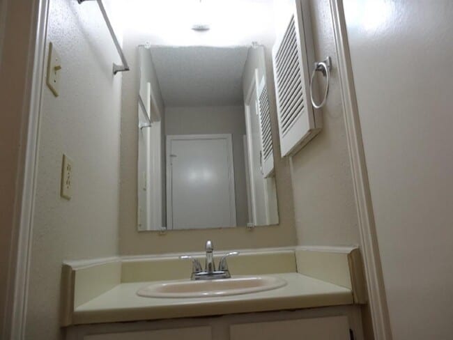 Building Photo - 13716 Sablecrest Dr