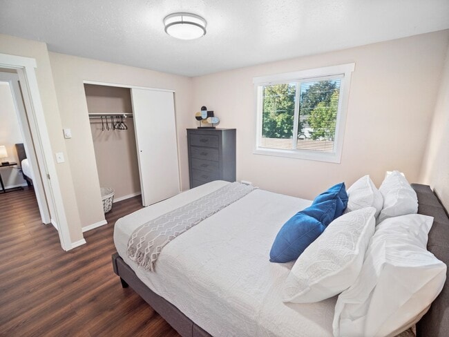 Building Photo - Clean and Cozy 2 bedroom condo with private parking