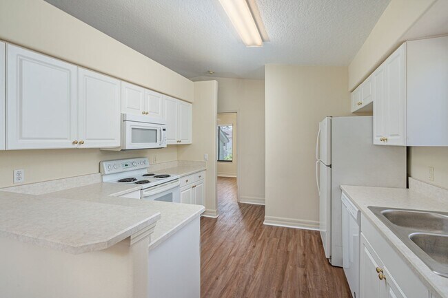 Building Photo - 2/2 Condo in Pelican Bay