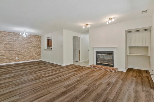 Building Photo - Bright & Cheery 2 BR 2 Bath Unit Available...