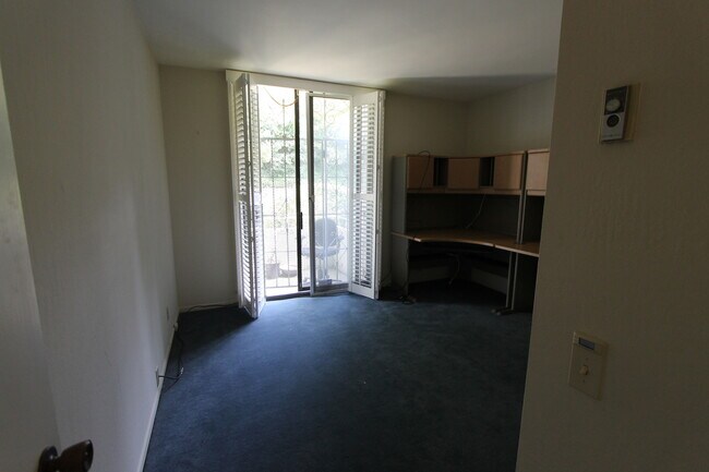 Building Photo - Epic REA: Top Floor 2 BR/2 BA Condo, Pano Views, Balcony, 3-4 Pkg, Storage