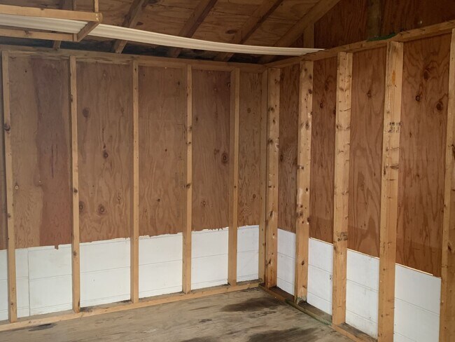 Building Photo - NEW RENT REDUCTION! Charming 3-Bedroom, 1-...