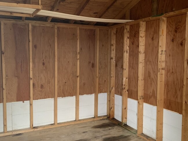 Building Photo - NEW RENT REDUCTION! Charming 3-Bedroom, 1-Bath Single-Family Home