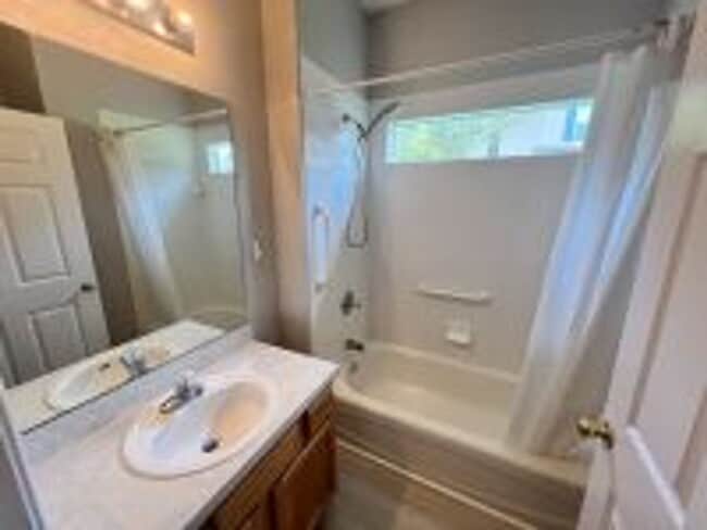 Building Photo - Charming 2-Bed, 2- bath Townhouse for Rent