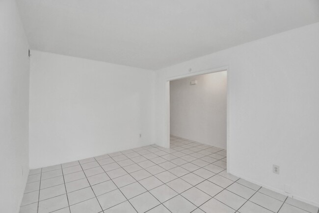 Building Photo - 530 Westshire Dr