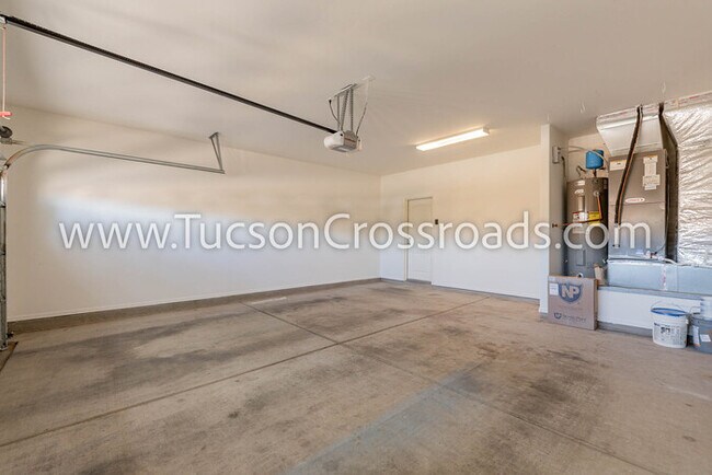 Building Photo - 4 Bedroom / 2 Bathroom Home
