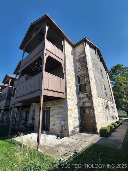 Building Photo - 1331 E 41st Pl