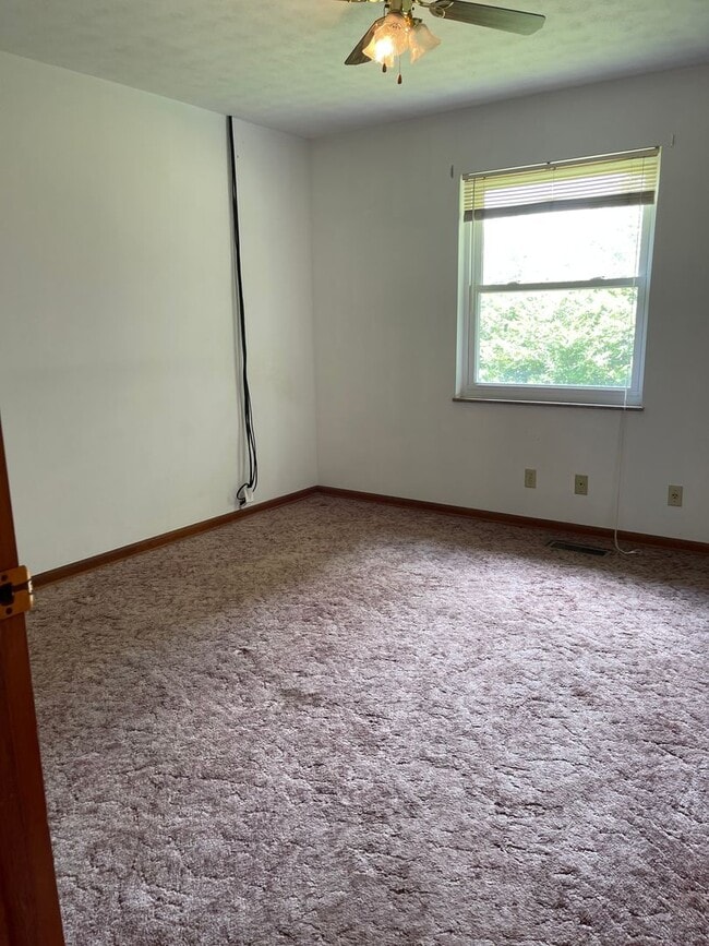 Building Photo - Location & Convenience!!! GREAT BASEMENT!!!!