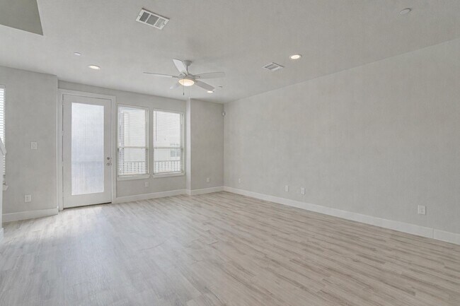 Building Photo - 389 N Centro Cir