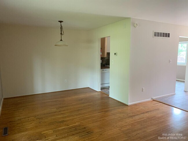 Building Photo - 566 Terrace Ln E