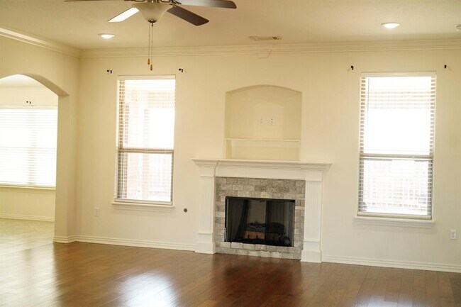 Building Photo - 381 Holly St