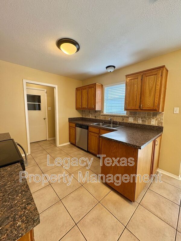 Building Photo - 1208 Lindsey Ln