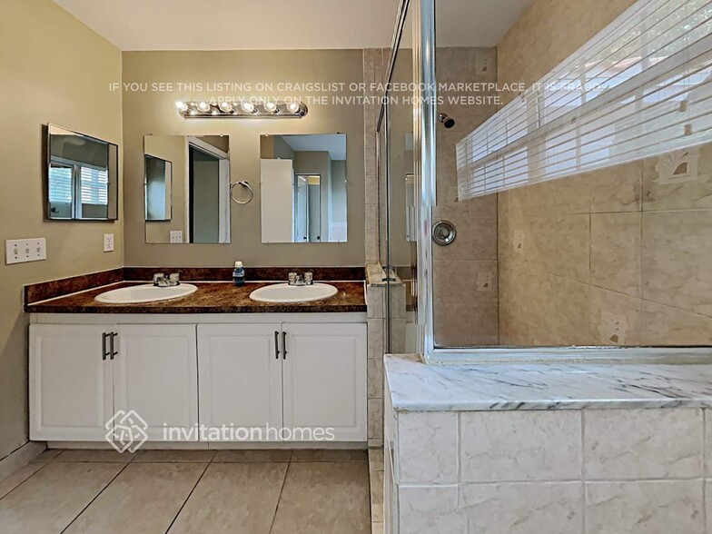 Building Photo - 10859 Buttonwood Lake Dr