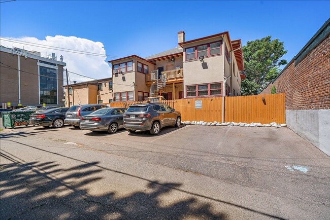 Building Photo - Uptown condo available immediately