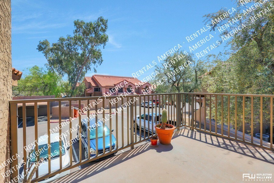 Building Photo - 925 N College Ave