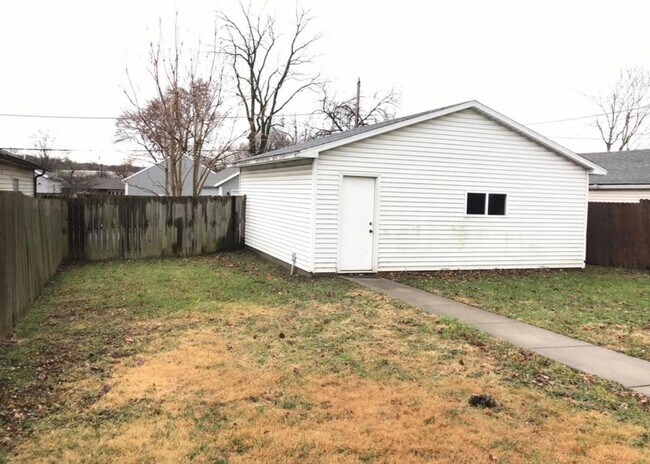 Building Photo - HOUSE...fenced in backyard