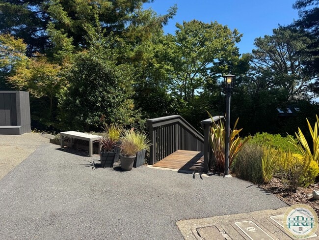 Building Photo - Tranquil & Sun Drenched 3BR|3BR in Heart o...