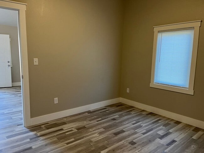 Building Photo - This cozy fully renovated home is just wha...
