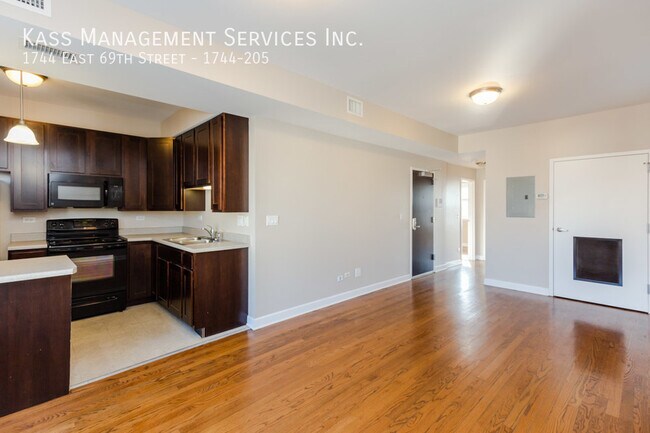 Building Photo - 1744 E 69th St