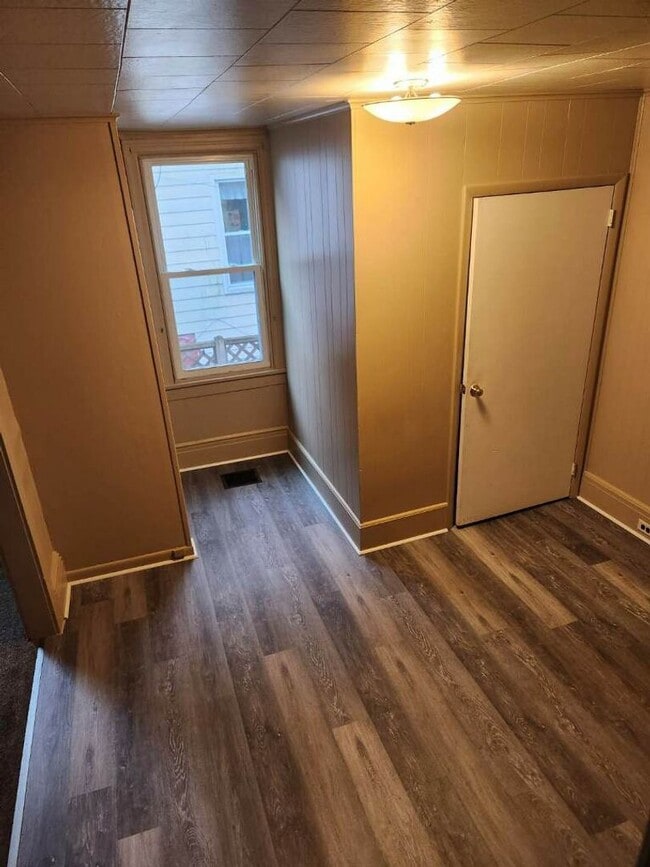 Building Photo - Nice 3 BR