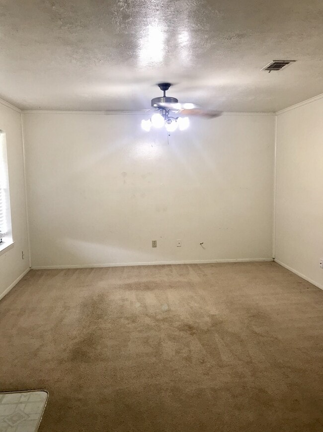 Building Photo - 3 Bedroom 2 Bath