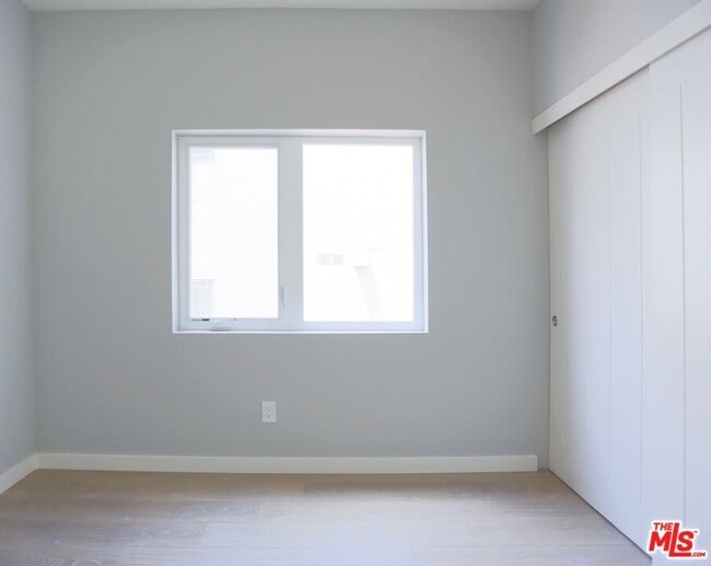 Building Photo - 1242 Beachwood Dr