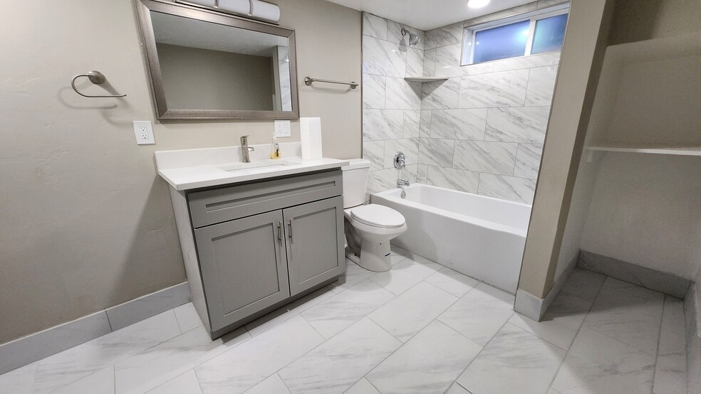 Building Photo - 920 W 600 N