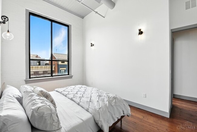 Building Photo - 222 W 15th St