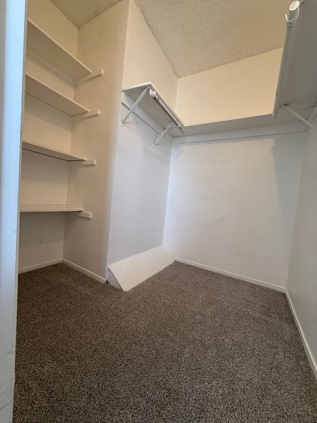 Building Photo - Porterville Townhouse for Rent: 2 Bedroom, 1.5 bath