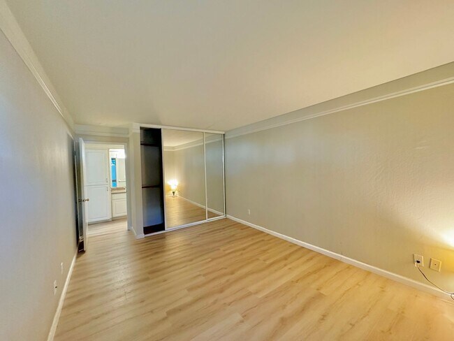 Building Photo - $500 OFF FIRST MONTH RENT!!! One Bedroom One Bath Condo in Watergate Complex!!!