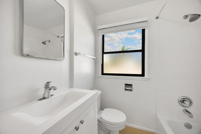 Building Photo - Adorable 2 Bed / 1 Bath Home In Pico Rivera near Birney Tech Academy