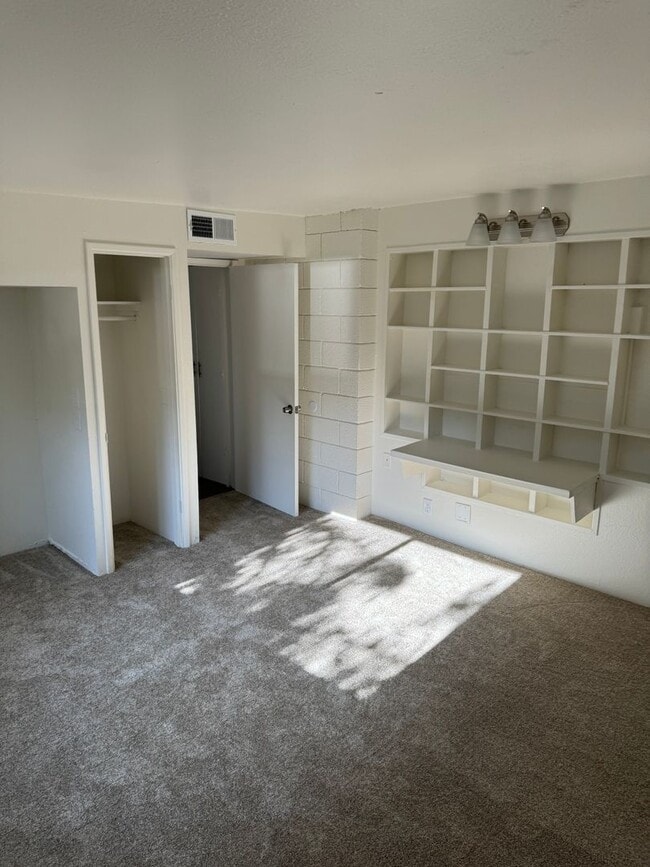 Building Photo - Back Unit of a Great Duplex in the Heart o...