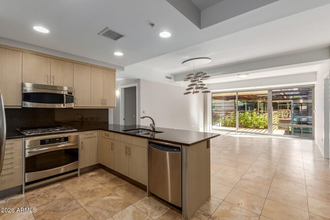 Building Photo - 7117 E Rancho Vista Dr