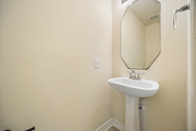 Building Photo - 10108 Hidden Creek Falls Ln