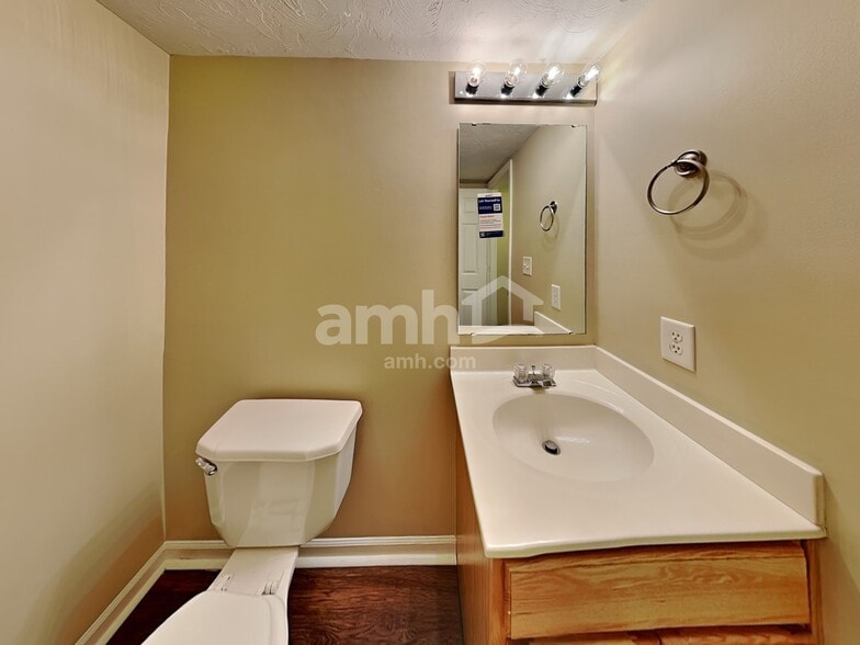 Building Photo - 717 Breakers Ln