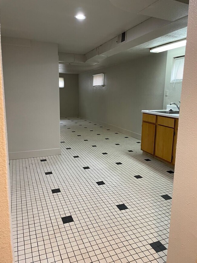 Building Photo - 4 Bed 2 Bath Old Town Fort Collins Home on Corner Lot