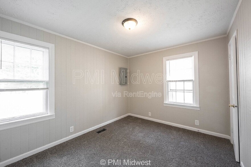 Building Photo - 270 S Lasalle St