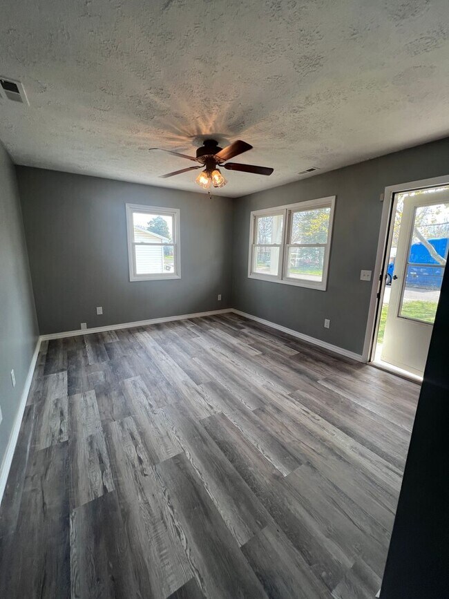 Building Photo - 3 bedroom/1 bathroom house